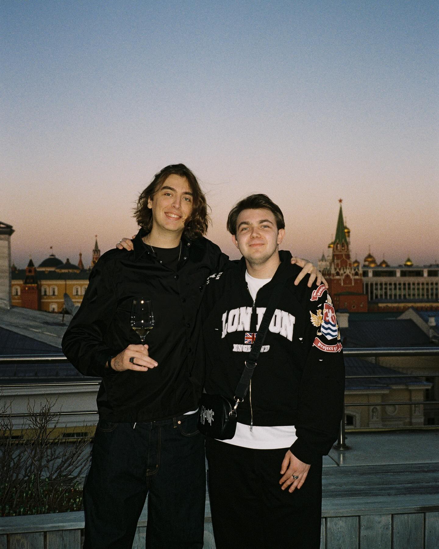 Это я май пожил. Хорошо, что у @oleshev есть пленочный фотоаппарат, где она фотографирует меня пьяного.