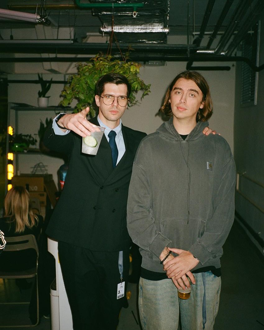 Напишите пожалуйста кто из нас более привлекательный мужчина? Если что я в офисе работал вот в такой одежде. Спасибо @routine_mag за такую красоту