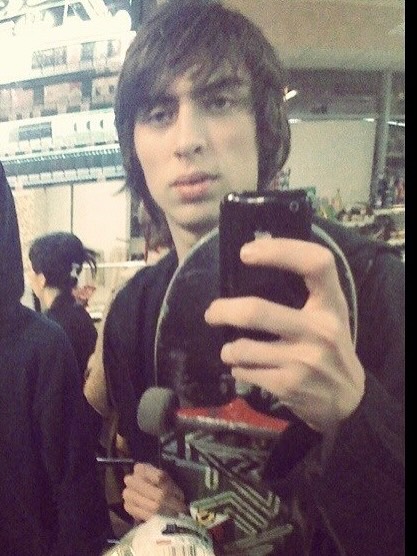 Залип недавно на фотографии из нулевых. Я тогда был подростком и все свободное время катался на скейтборде со своими друзьями. Было очень теплое и беззаботное время.