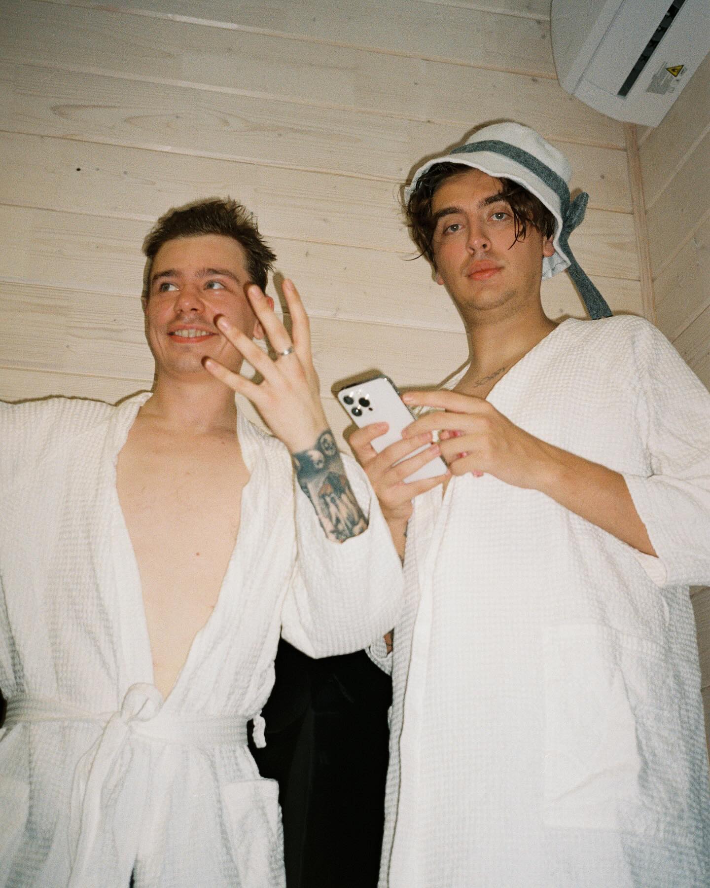 Напишите плиз, кто из моих друзей самый красивый.