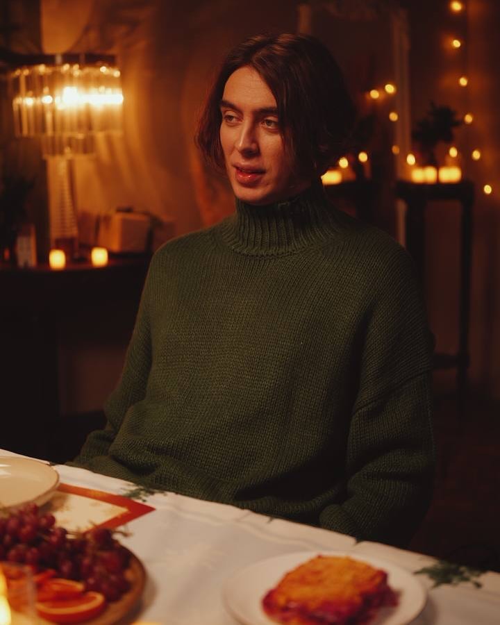 Это меня на очень дорогой фотоаппарат сфотографировали. Нормик?